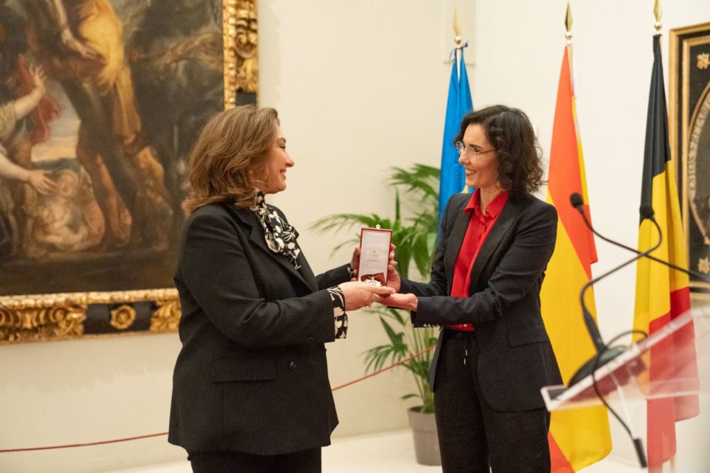 Marta Álvarez, reicibiendo la condecoración de manos de la Ministra belga, Hadja Lahbib